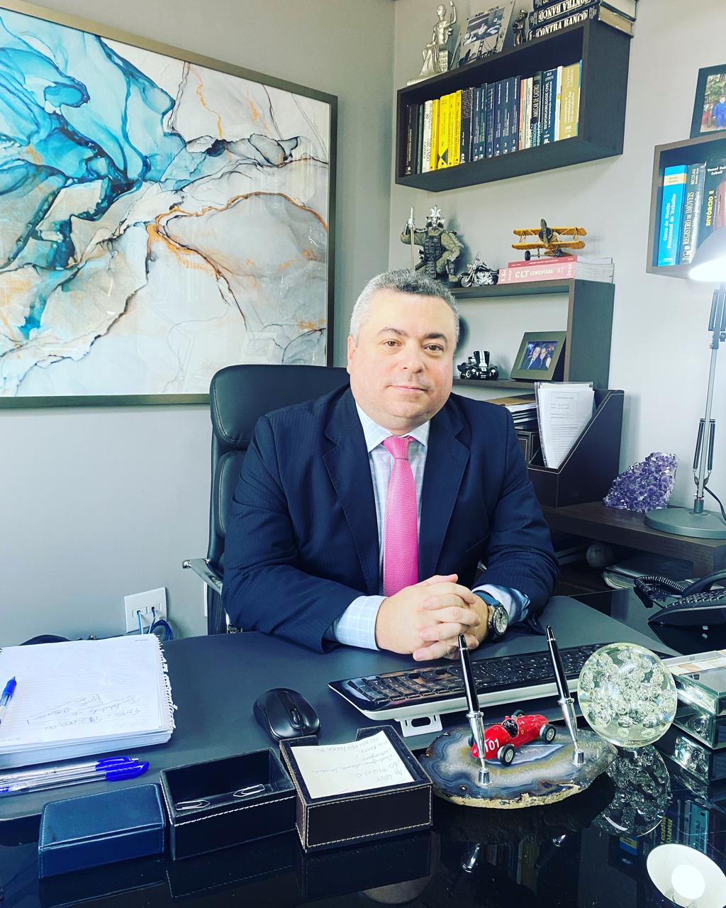 Dr. André em atendimento